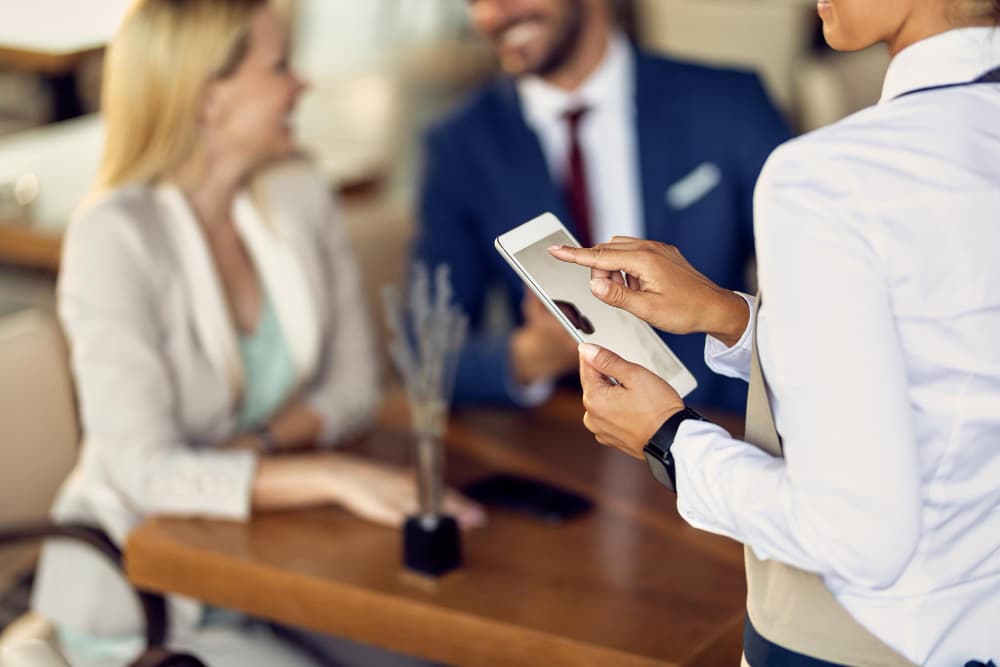 Concierge professionnel Bleu-Ménage inspectant un hall d'immeuble à Montréal